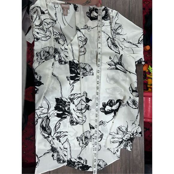 Chico's Bloom Floral Sketch Scarf Layered Blouse Black White Size Large - Picture 12 of 12